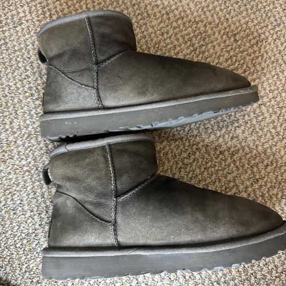 UGG Classic Mini II Genuine Shearling Lined Boot - Picture 1 of 8